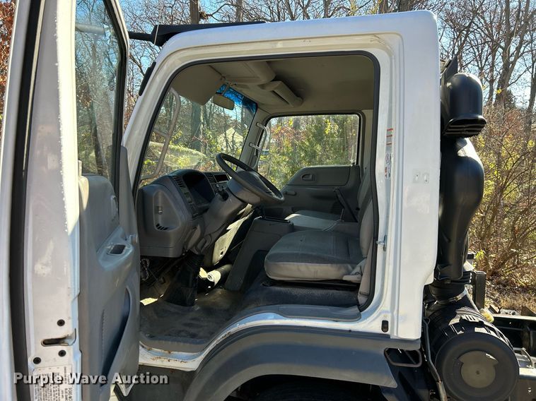 image for item NE9640 2007 Ford LCF  truck cab and chassis