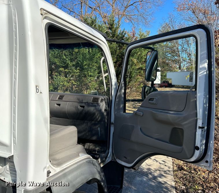 image for item NE9640 2007 Ford LCF  truck cab and chassis