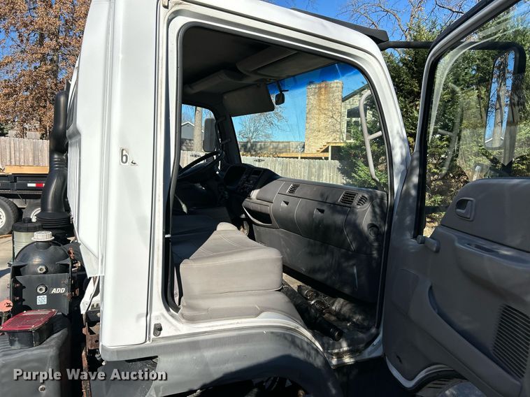 image for item NE9640 2007 Ford LCF  truck cab and chassis