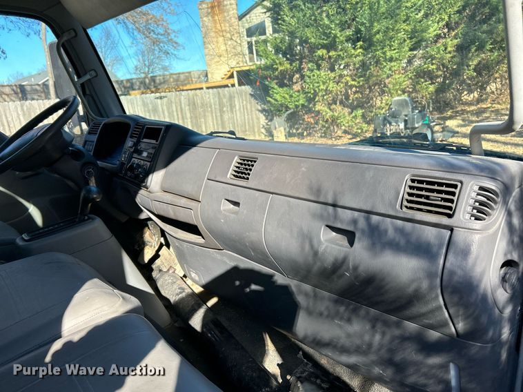 image for item NE9640 2007 Ford LCF  truck cab and chassis