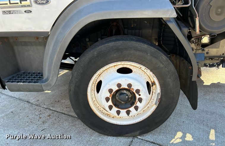 image for item NE9640 2007 Ford LCF  truck cab and chassis