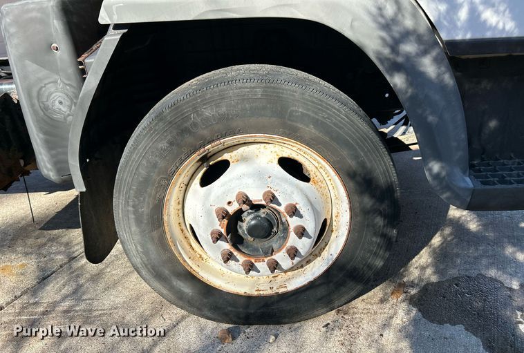 image for item NE9640 2007 Ford LCF  truck cab and chassis