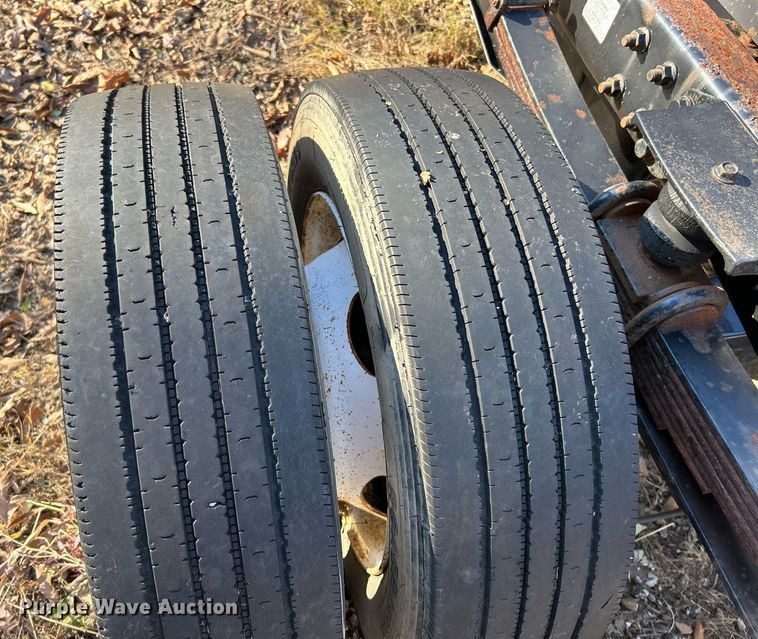 image for item NE9640 2007 Ford LCF  truck cab and chassis