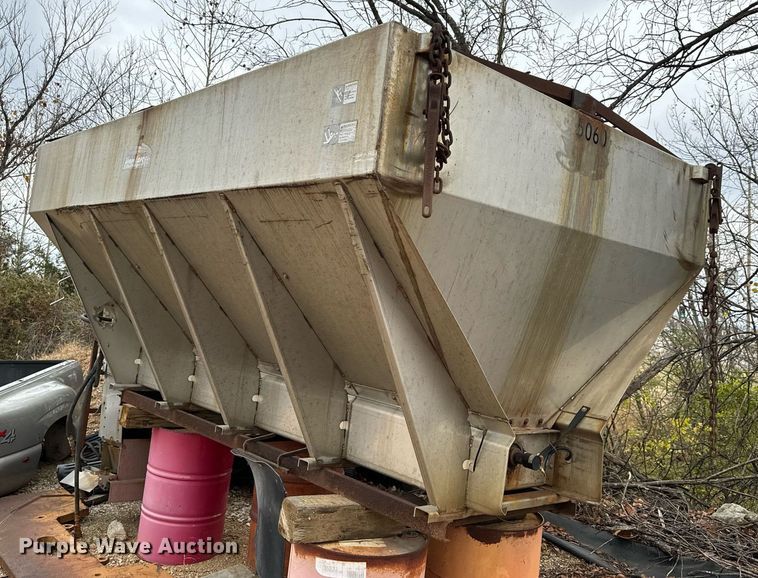 image for item NM9113 Spreader & snow plow