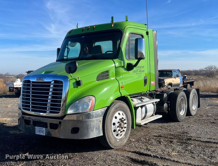 image for item NN9311 2016 Freightliner Cascadia  semi truck