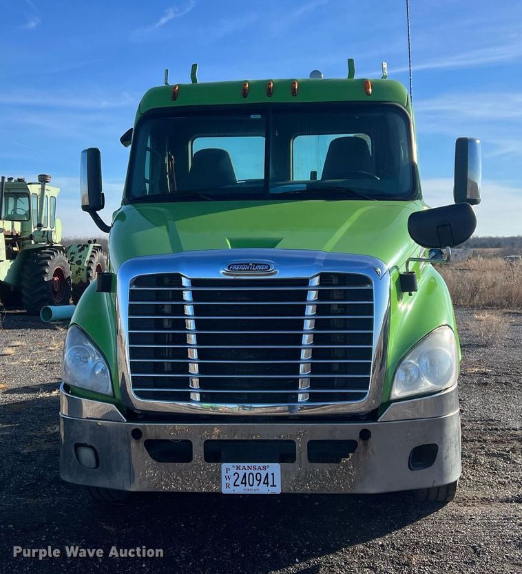 image for item NN9311 2016 Freightliner Cascadia  semi truck