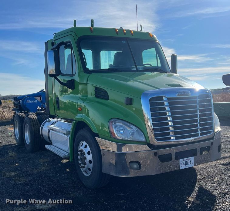 image for item NN9311 2016 Freightliner Cascadia  semi truck