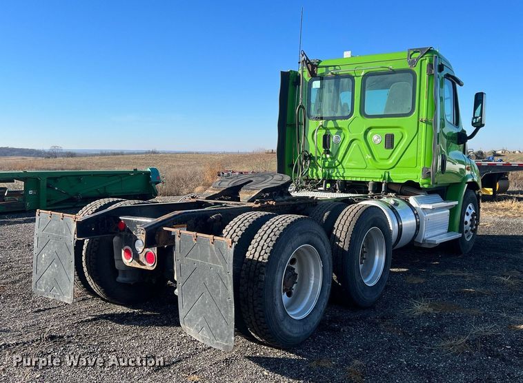 image for item NN9311 2016 Freightliner Cascadia  semi truck