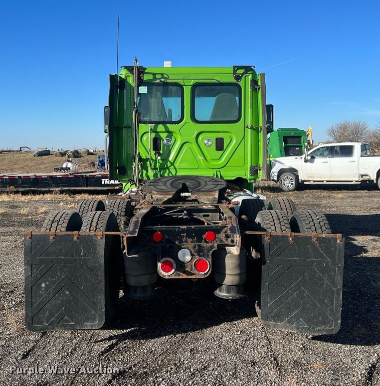 image for item NN9311 2016 Freightliner Cascadia  semi truck