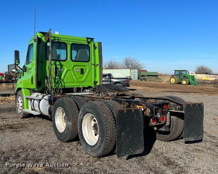 image for item NN9311 2016 Freightliner Cascadia  semi truck