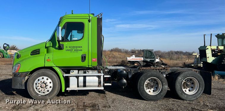 image for item NN9311 2016 Freightliner Cascadia  semi truck