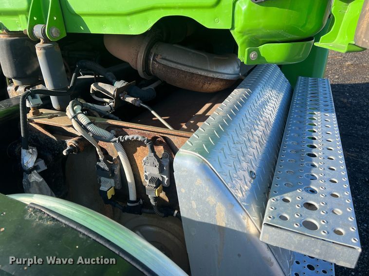 image for item NN9311 2016 Freightliner Cascadia  semi truck