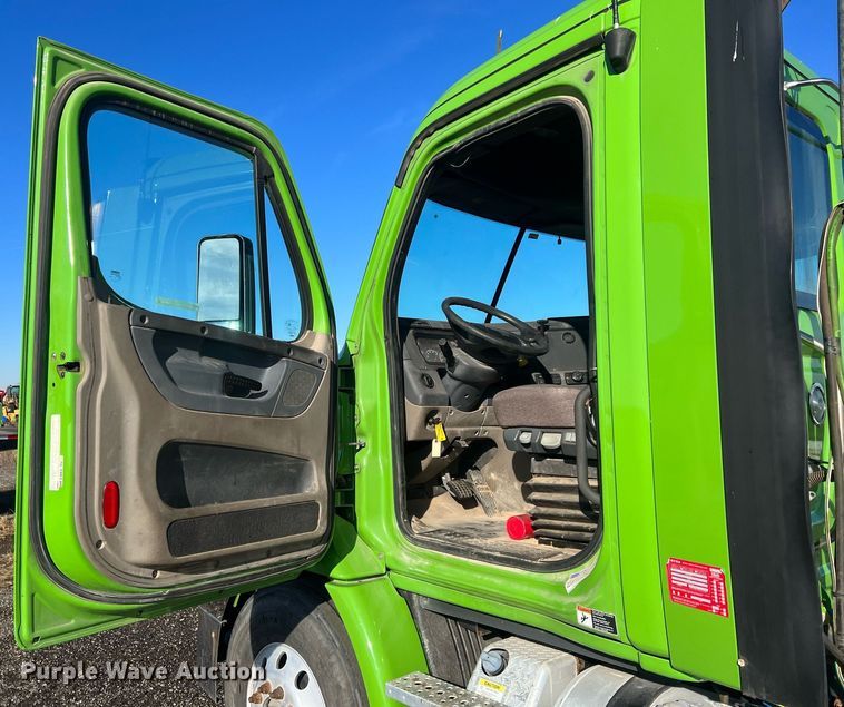 image for item NN9311 2016 Freightliner Cascadia  semi truck