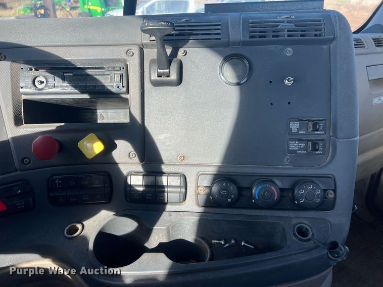 image for item NN9311 2016 Freightliner Cascadia  semi truck