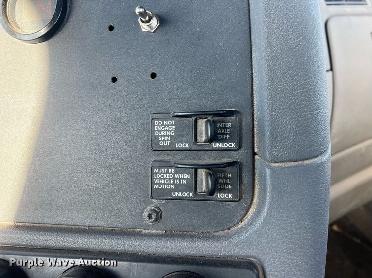 image for item NN9311 2016 Freightliner Cascadia  semi truck