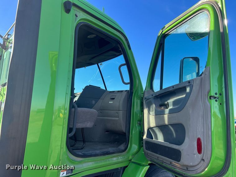 image for item NN9311 2016 Freightliner Cascadia  semi truck