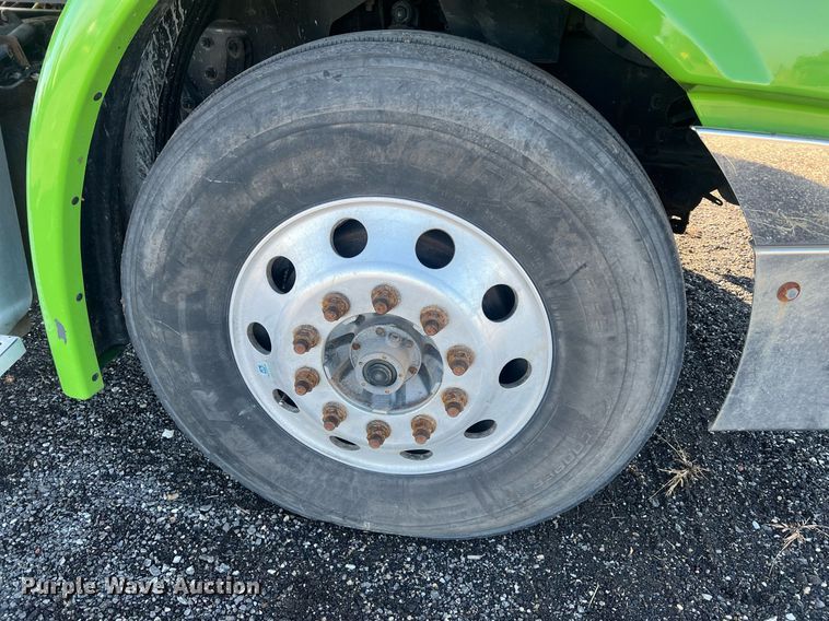 image for item NN9311 2016 Freightliner Cascadia  semi truck