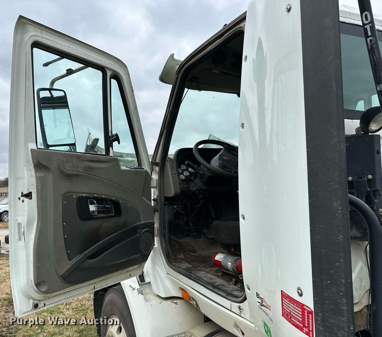 image for item NO9418 2013 International ProStar Plus  semi truck