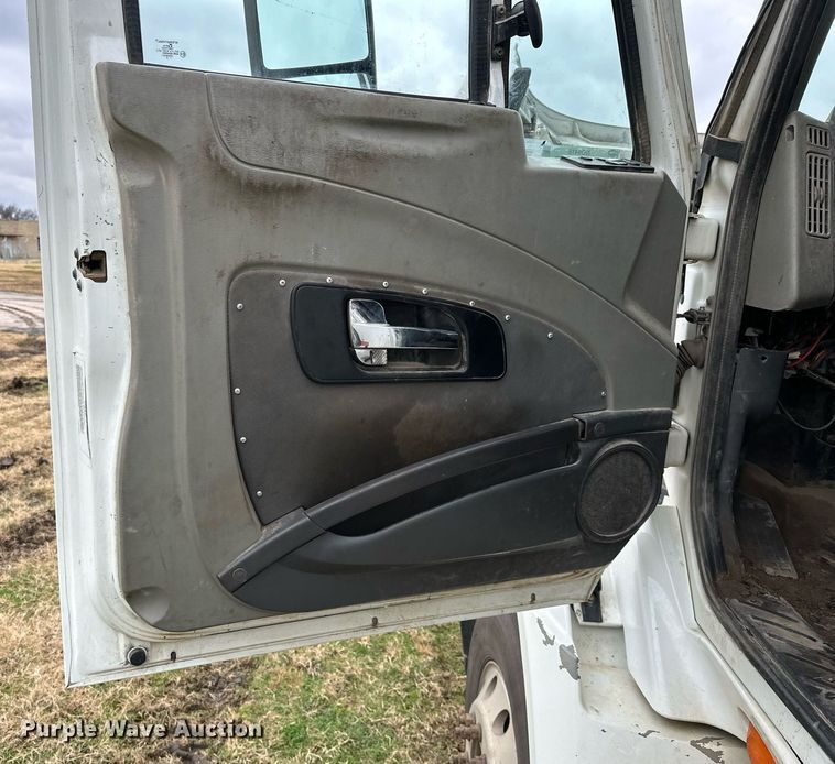 image for item NO9418 2013 International ProStar Plus  semi truck