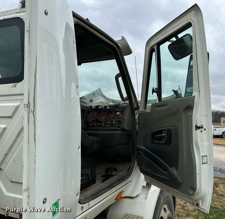 image for item NO9418 2013 International ProStar Plus  semi truck