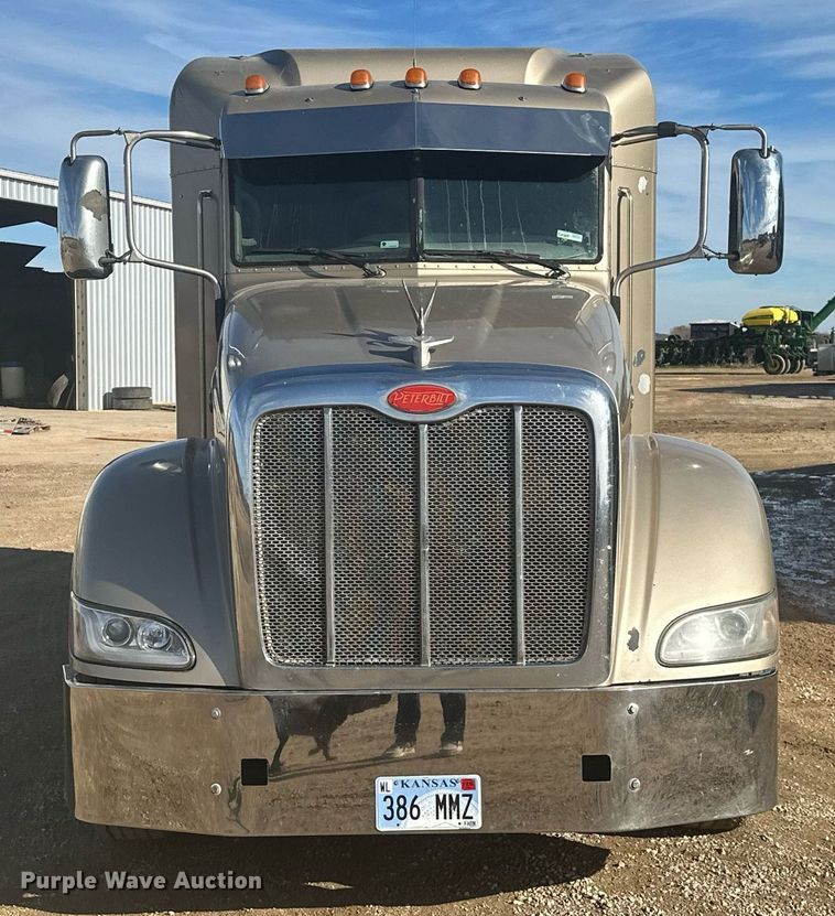 image for item NO9465 2013 Peterbilt 386  semi truck