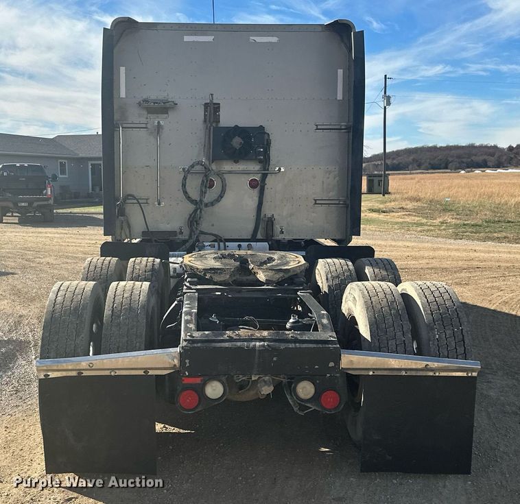 image for item NO9465 2013 Peterbilt 386  semi truck