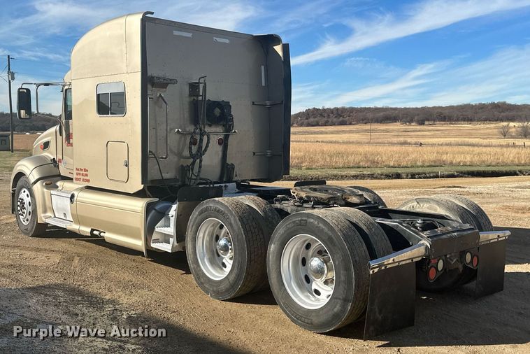 image for item NO9465 2013 Peterbilt 386  semi truck