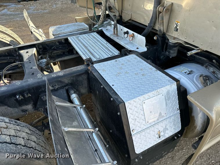 image for item NO9465 2013 Peterbilt 386  semi truck