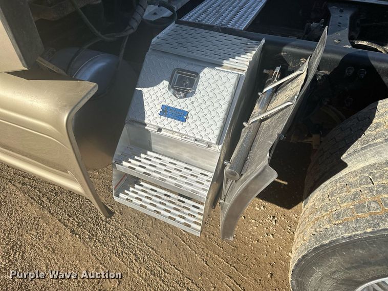 image for item NO9465 2013 Peterbilt 386  semi truck