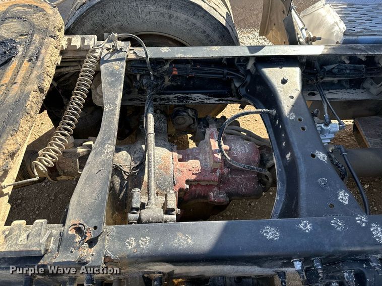 image for item NO9465 2013 Peterbilt 386  semi truck