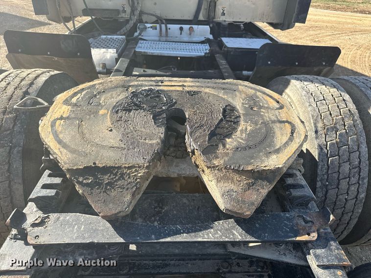 image for item NO9465 2013 Peterbilt 386  semi truck