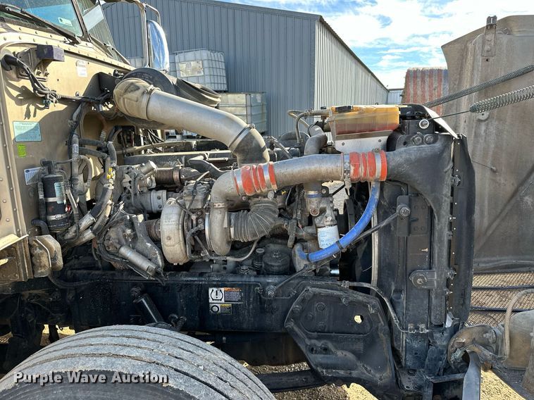 image for item NO9465 2013 Peterbilt 386  semi truck