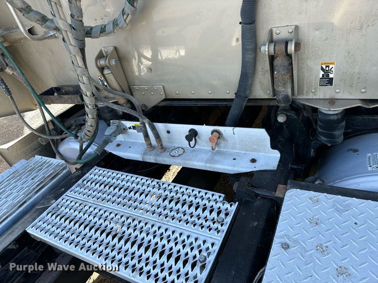 image for item NO9465 2013 Peterbilt 386  semi truck