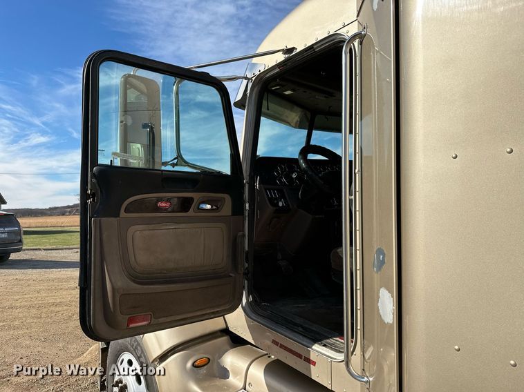image for item NO9465 2013 Peterbilt 386  semi truck