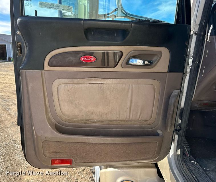 image for item NO9465 2013 Peterbilt 386  semi truck