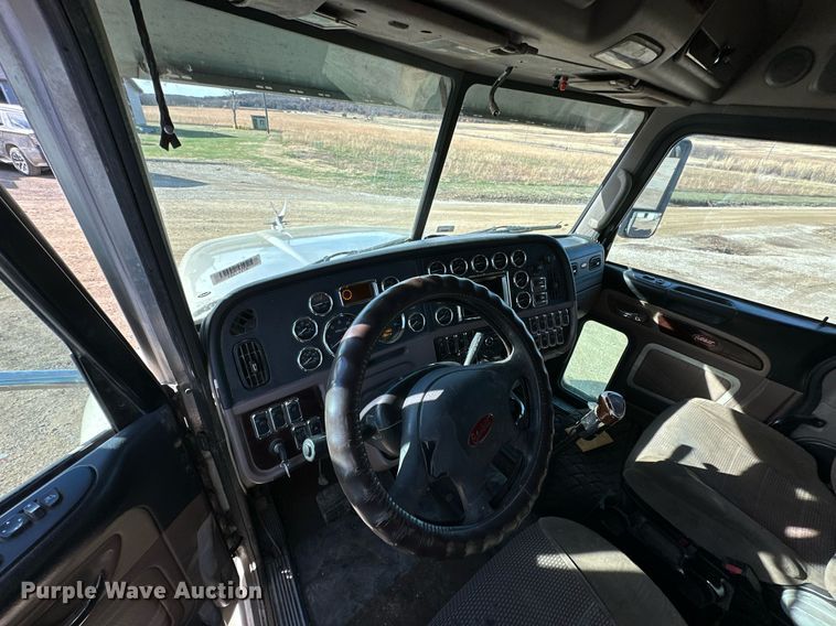 image for item NO9465 2013 Peterbilt 386  semi truck