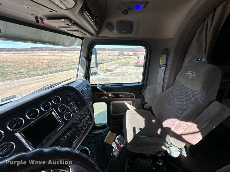 image for item NO9465 2013 Peterbilt 386  semi truck