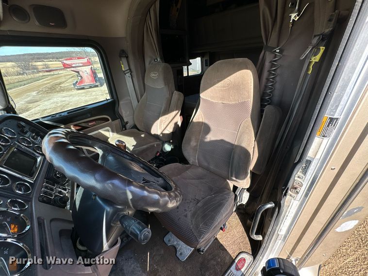 image for item NO9465 2013 Peterbilt 386  semi truck