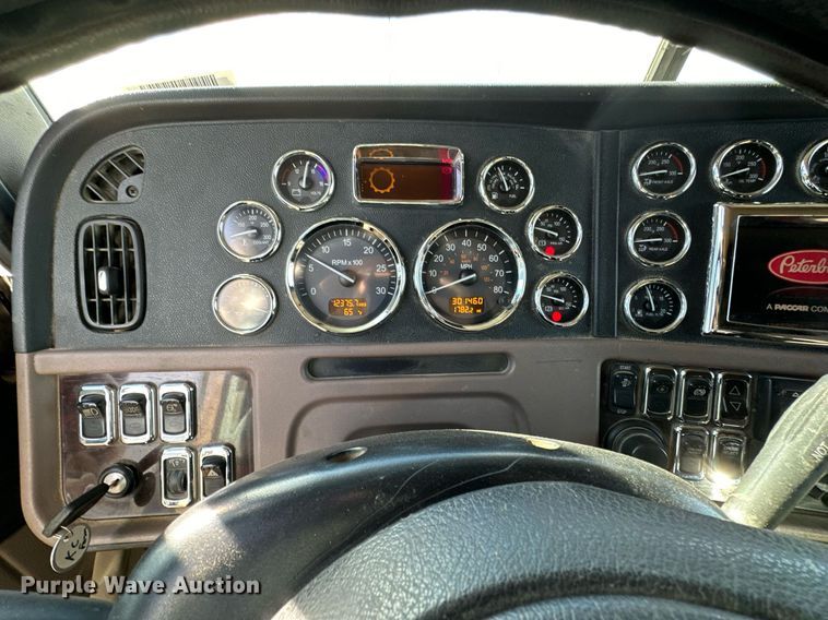 image for item NO9465 2013 Peterbilt 386  semi truck