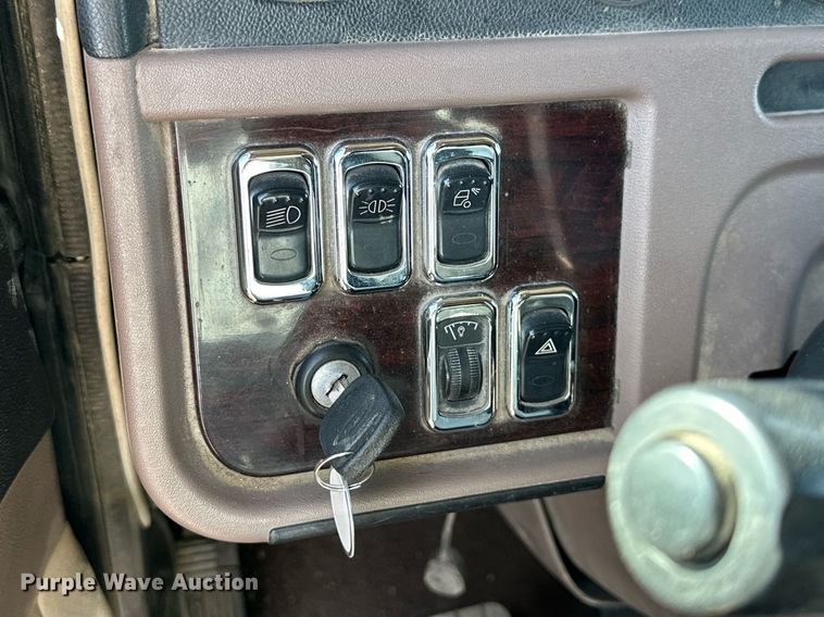 image for item NO9465 2013 Peterbilt 386  semi truck