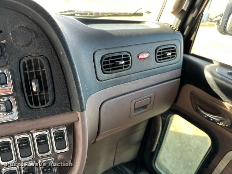 image for item NO9465 2013 Peterbilt 386  semi truck
