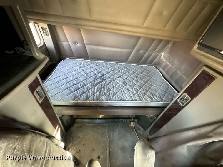 image for item NO9465 2013 Peterbilt 386  semi truck