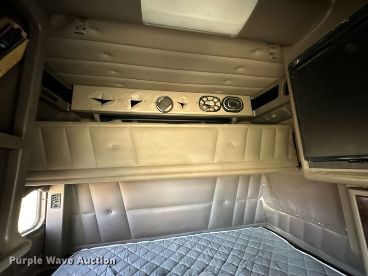 image for item NO9465 2013 Peterbilt 386  semi truck