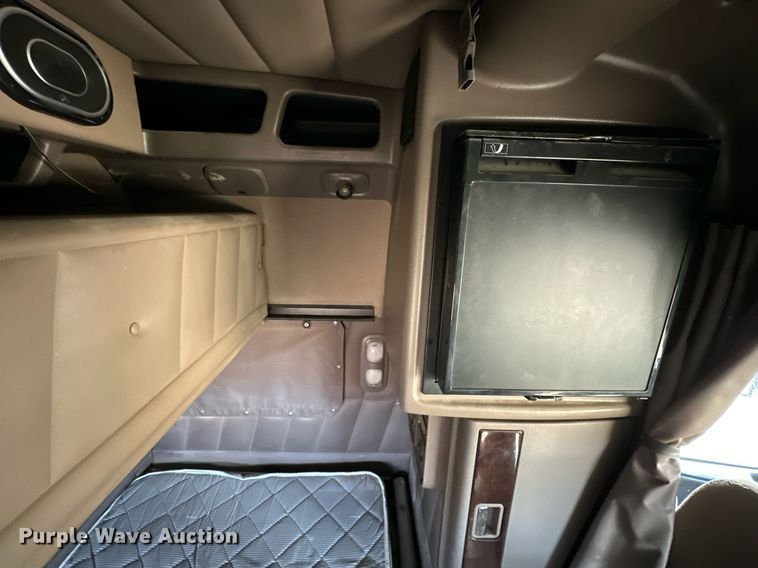 image for item NO9465 2013 Peterbilt 386  semi truck