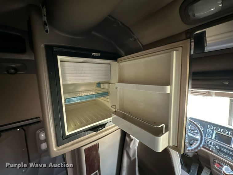 image for item NO9465 2013 Peterbilt 386  semi truck