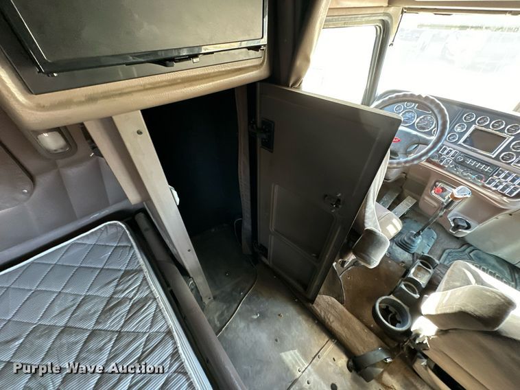 image for item NO9465 2013 Peterbilt 386  semi truck