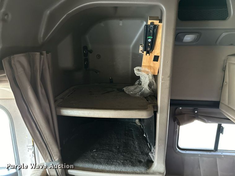 image for item NO9465 2013 Peterbilt 386  semi truck