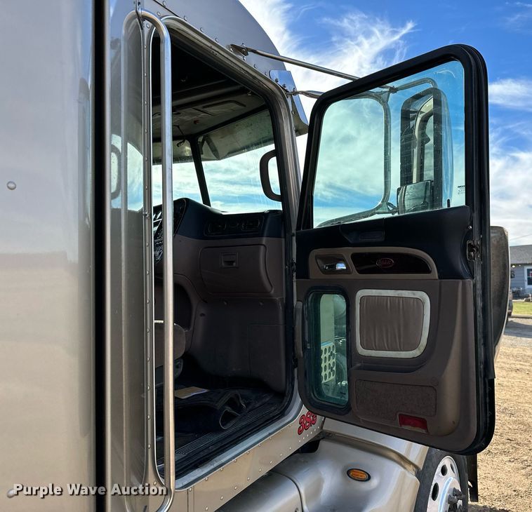 image for item NO9465 2013 Peterbilt 386  semi truck