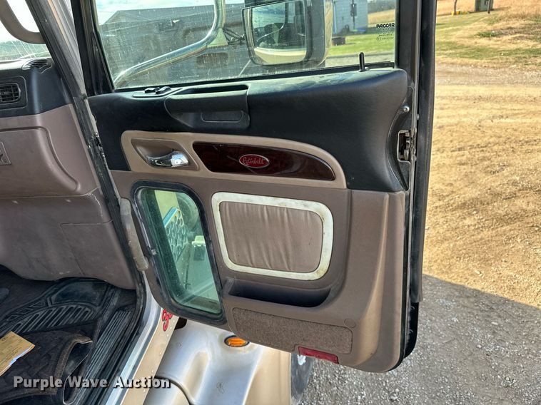 image for item NO9465 2013 Peterbilt 386  semi truck