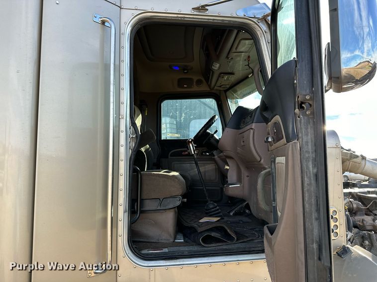 image for item NO9465 2013 Peterbilt 386  semi truck